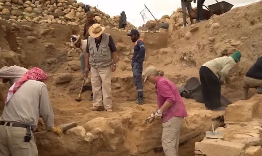 Arqueólogos trabalhando no local. (Foto: Reprodução/YouTube/Joel Rosenberg on TBN)