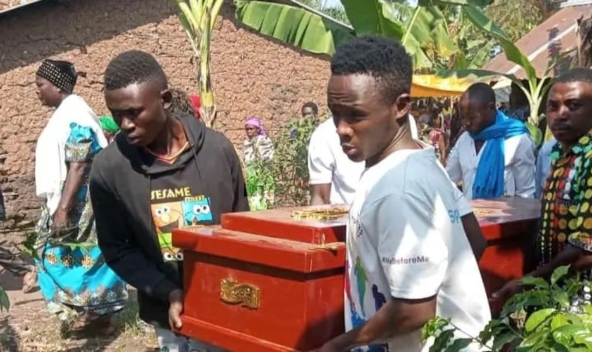 No funeral de uma das jovens, um muçulmanos aceitou Jesus. (Foto: Portas Abertas)