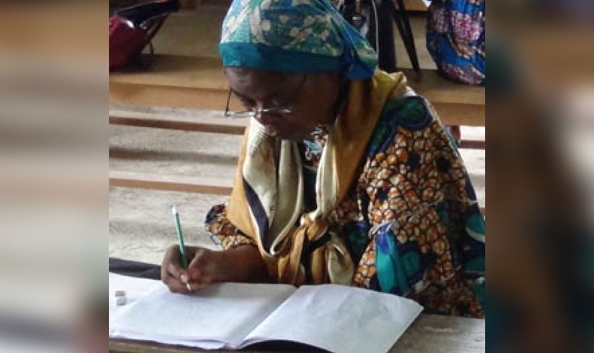Africana estudando a Bíblia. (Foto: Reprodução/Wycliffe Associates)