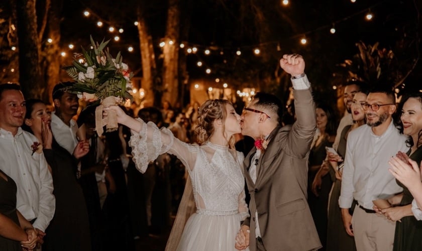 Matheus e Camila se casaram virgens e deram o primeiro beijo no altar. (Foto: Chocolatte).