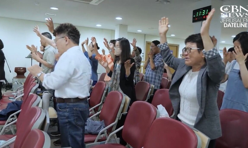 Coreanos em igreja. (Foto: Reprodução/CBN News)