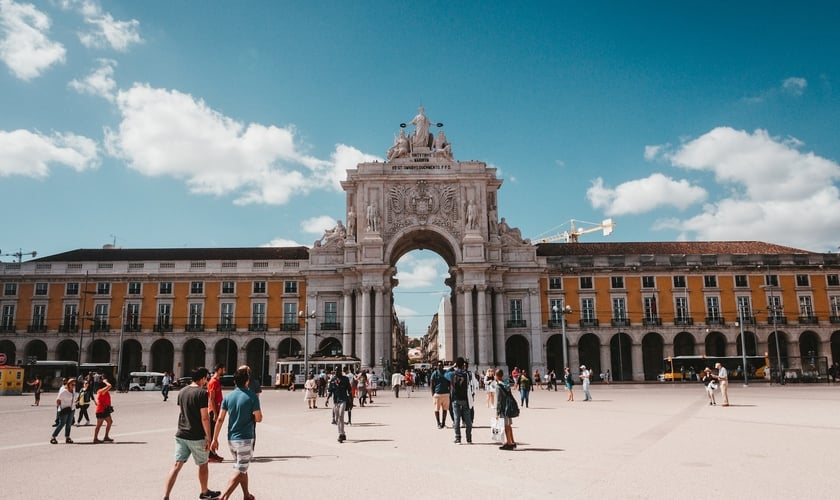 Imagem ilustrativa. Praça do Comércio, em Lisboa. (Foto: Claudio Schwarz/Unsplash)