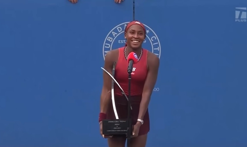 Coco Gauff com o prêmio da vitória. (Foto: Reprodução/YouTube/Sport Girls)