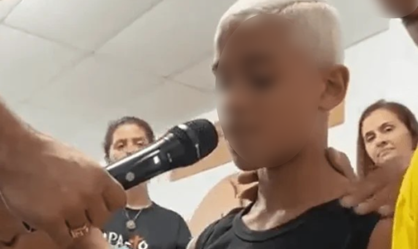 Thiago Menezes Flausino, de 13 anos, foi atingido por cinco tiros na Cidade de Deus. (Foto: Reprodução/Twitter/Favela Caiu no Face).
