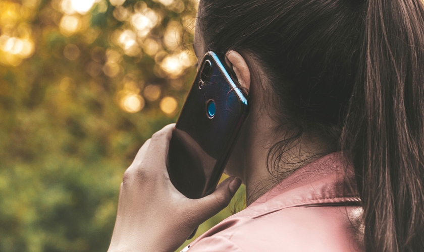 Mulher falando ao telefone. (Foto: Imagem ilustrativa/Flickr/Marco Verch Professional Photographer).