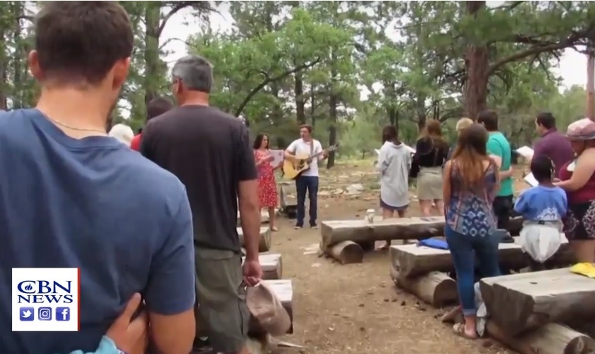 Jovens adorando no parque em Yellowstone. (Foto: Reprodução/CBN News) 