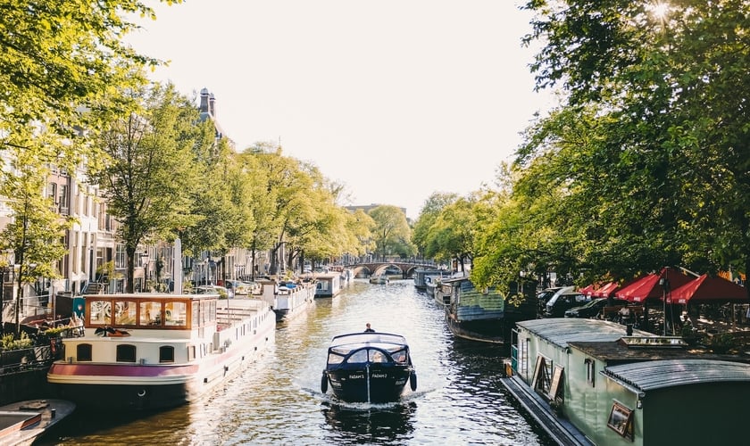 Canal de Amsterdã. (Foto: Imagem ilustrativa/Unsplash/Adrien Olichon).