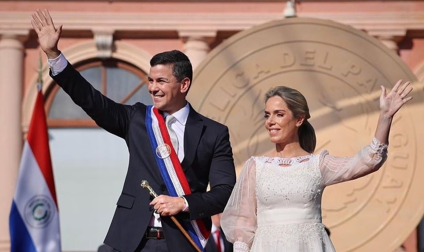 Ao lado da primeira-dama, Santiago Peña cumprimenta o público presente à cerimônia de posse, em Assunção. (Foto: Instagram/Santipenapy)