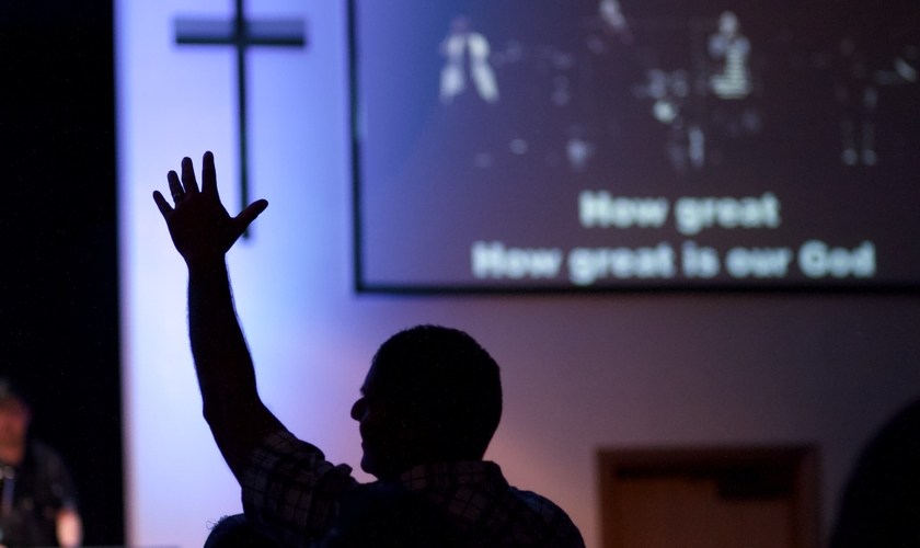 Homem em igreja. (Foto: Imagem ilustrativa/Unsplash/Cam Huxford).