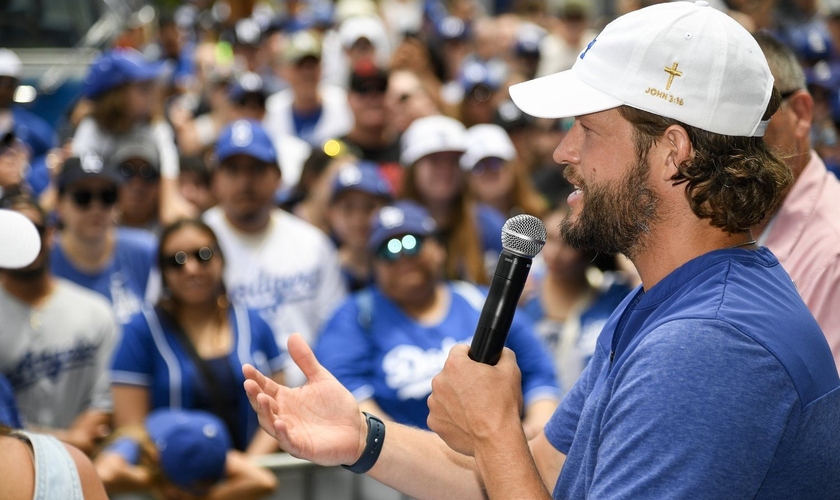 O arremessador do Los Angeles Dodgers, Clayton Kershaw, fala durante o Dia da Fé Cristã e da Família do time. (Foto de Jon SooHoo, Los Angeles Dodgers)