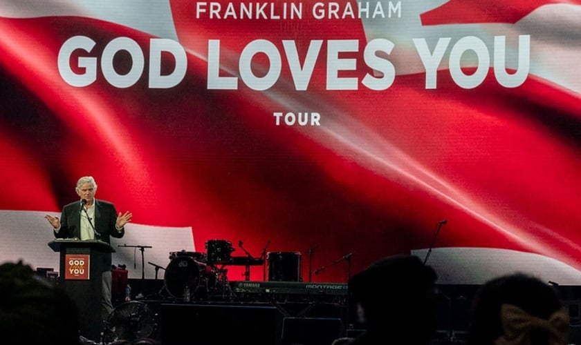 Franklin Graham ministrando na cruzada em Londres. (Foto: Reprodução/BGAE)