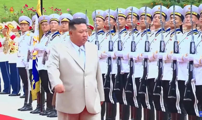 Kim Jong-Un em encontro com a Marinha da Coreia do Norte. (Foto: Captura de tela/YouTube AFP Português)