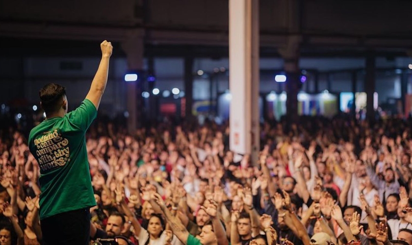 Jovens brasileiros em evento cristão. (Foto: Instagram/Dunamis Movement)