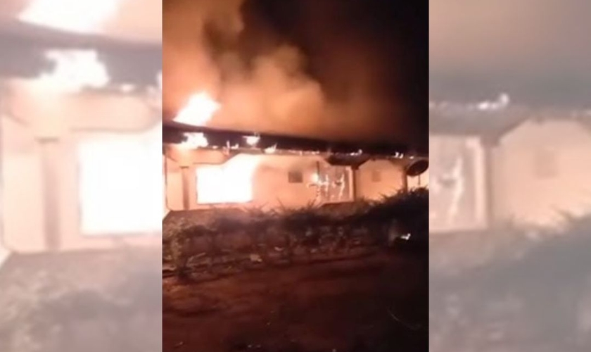 Igreja incendiada na Nigéria. (Captura de tela/Instagram Portas Abertas Brasil)