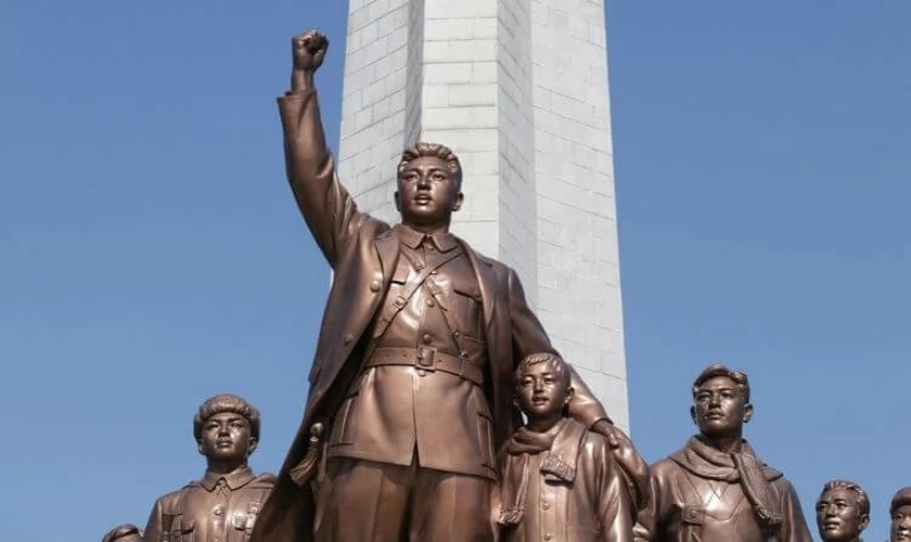 Os membros da família Kim são retratados como deuses à população. (Foto: Portas Abertas)