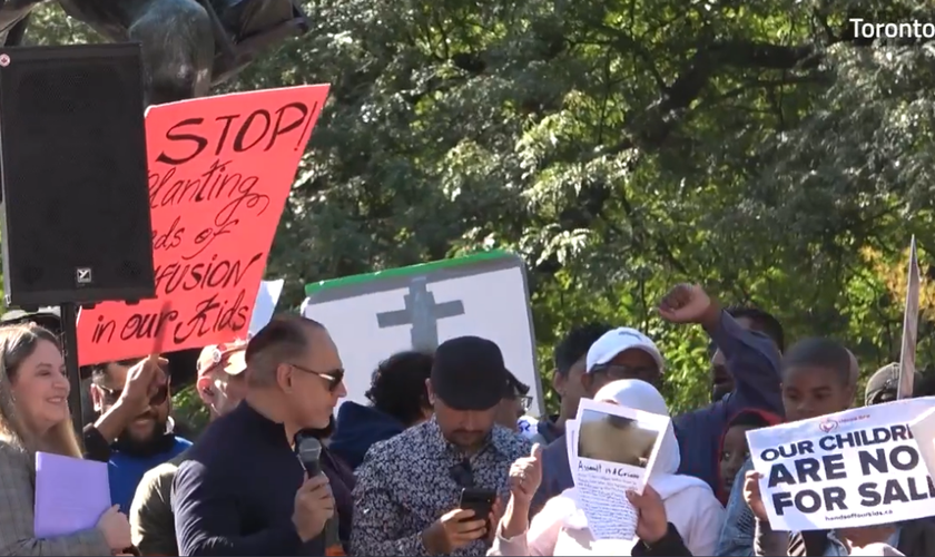 Manifestações contra a ideologia de gênero nas escolas canadenses. (Captura de tela/The Canadian Press News)