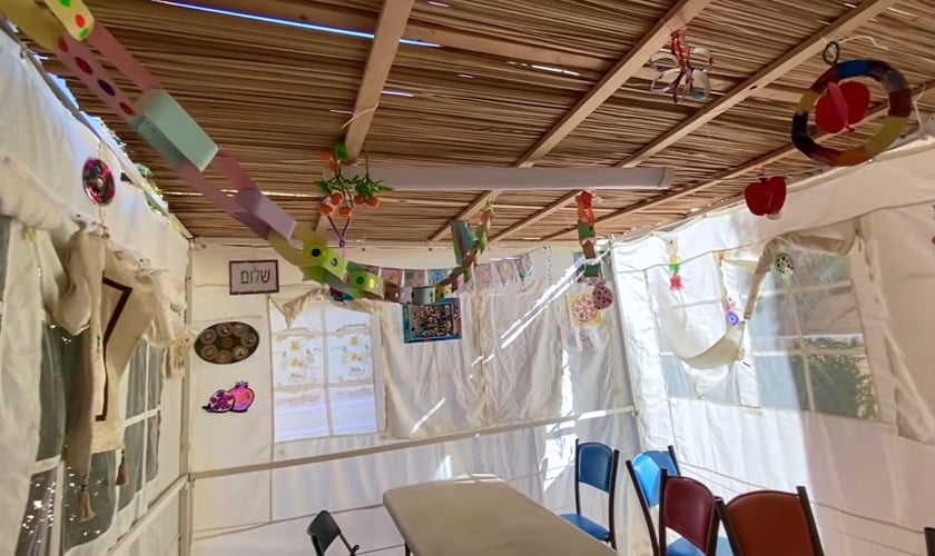 Sukkah por dentro. (Captura de tela/YouTube Israel com Aline).