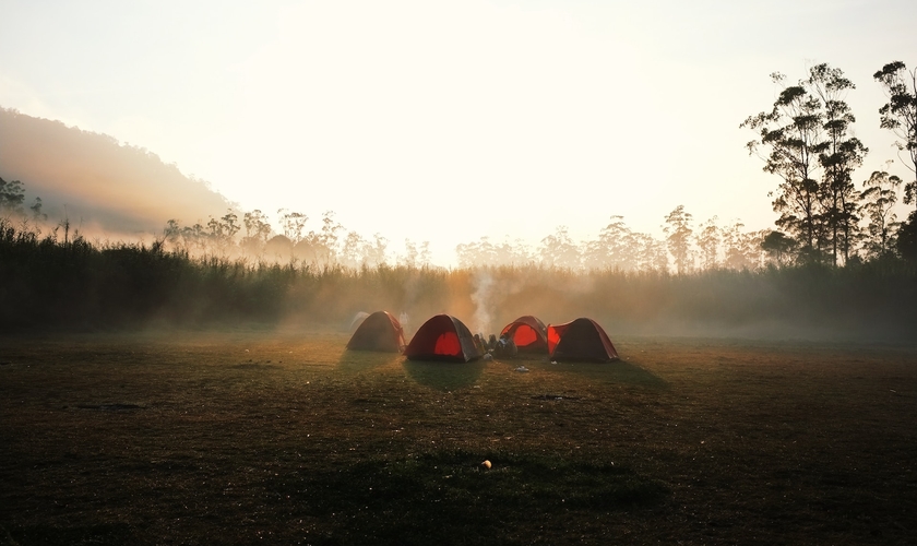 Acampamento de verão. (Foto: Ilustrativa/Unsplash/Kilarov Zaneit)