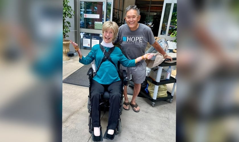 Joni e seu esposo na saída do hospital. (Foto: Facebook/Joni Eareckson Tada)