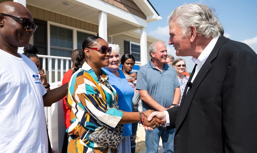 Franklin Graham comprimenta os proprietários nos EUA. (Foto: Reprodução/BGAE)