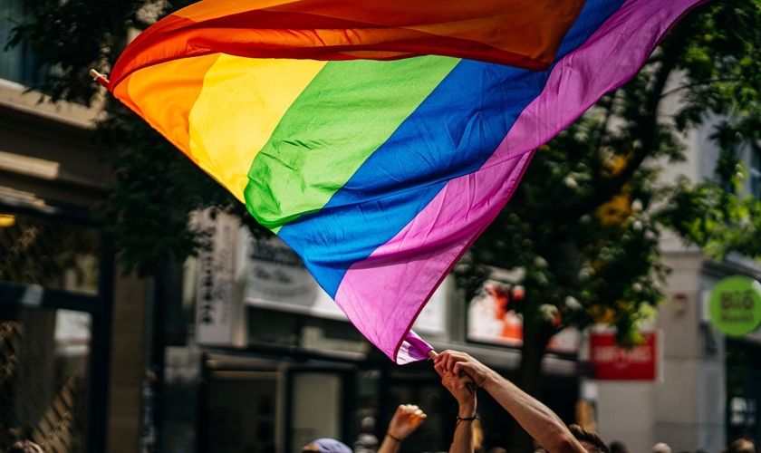 Lei que proíbe menores em parada gay entra em vigor nesta sexta-feira (06). (Foto ilustrativa: Unsplash/Raphael Renter)