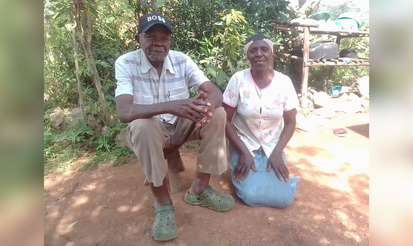 O casal Sula Mugudi e Aisha Mugudi. (Foto: Morning Star News)