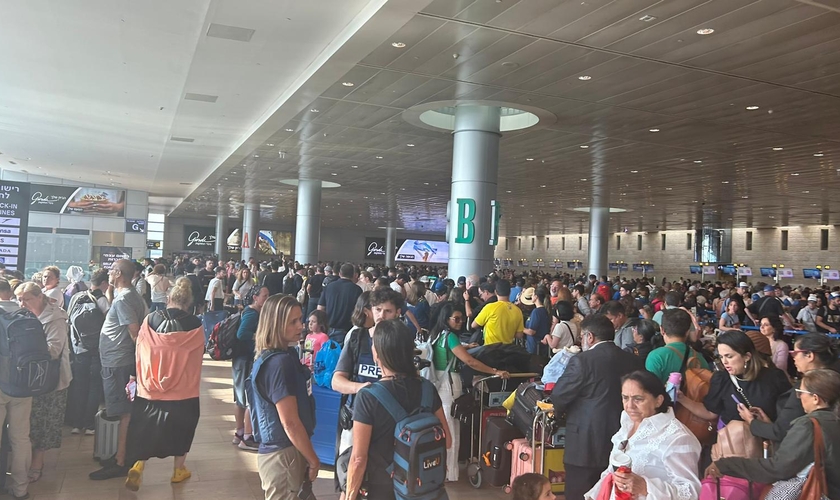 Brasileiros no Aeroporto Ben Gurion, em Tel Aviv, antes do embarque no primeiro voo de repatriação. (Foto: X/Itamaraty Brasil)