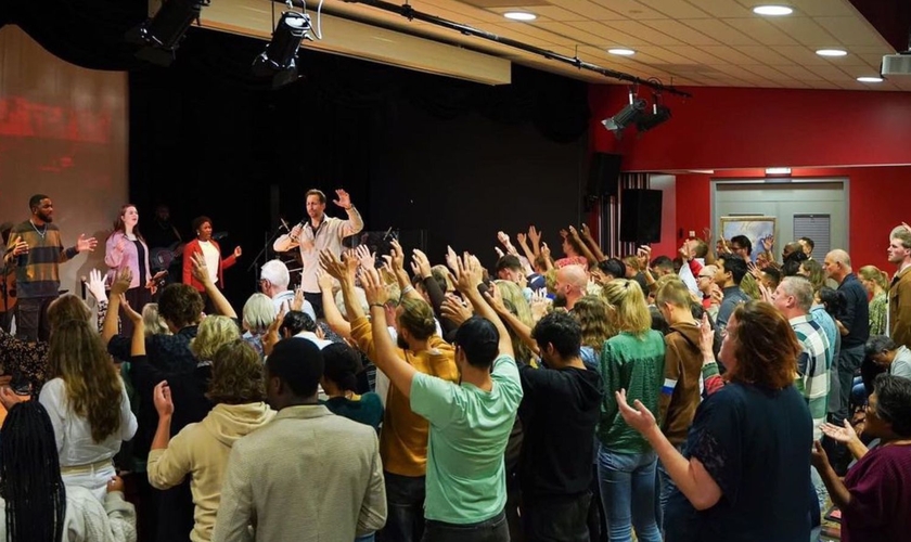 A conferência na Holanda. (Foto: Instagram/Geraldine Costello)