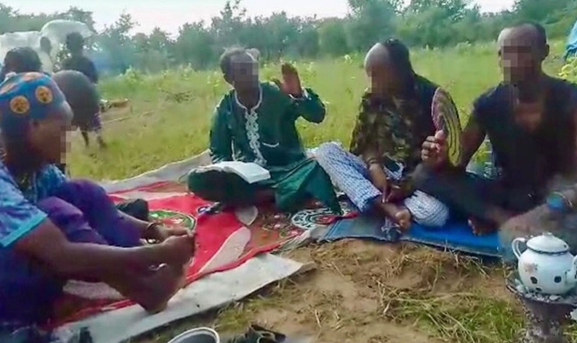 Grupo de estudos na África. (Foto: Reprodução/God Reports)