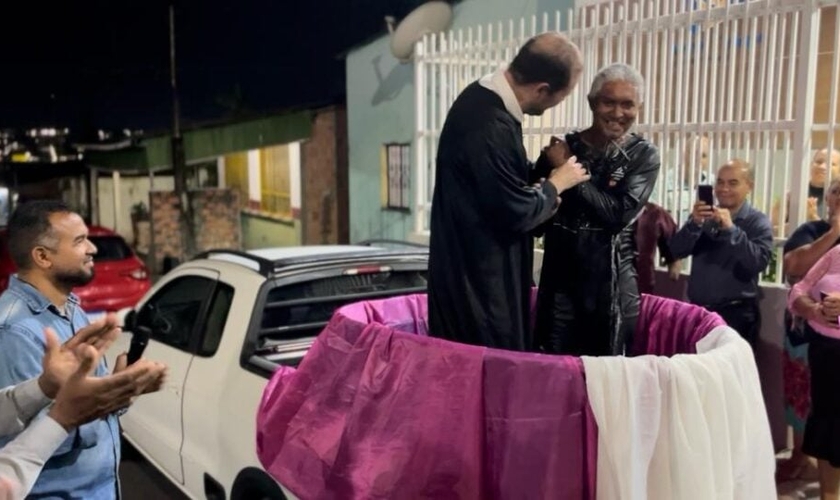 Antonio dos Santos foi batizado em um tanque improvisado em Manaus. (Foto: Reprodução/YouTube/Adventistas Amazonas Roraima).