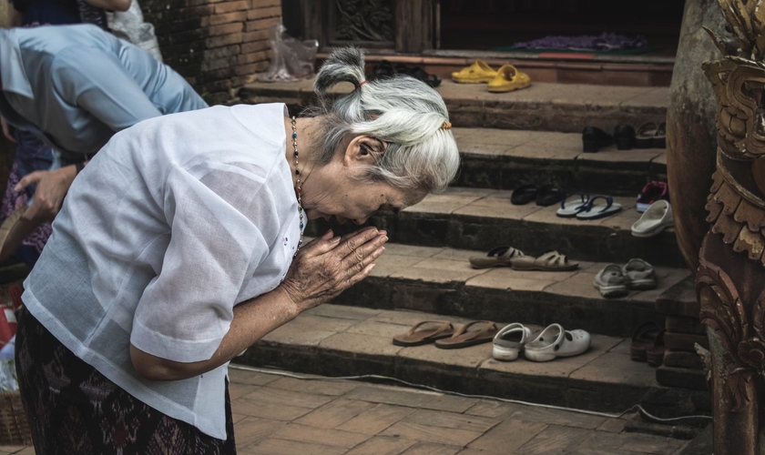 Momento de oração. (Foto representativa: Unsplash/Pablo Rebolledo)