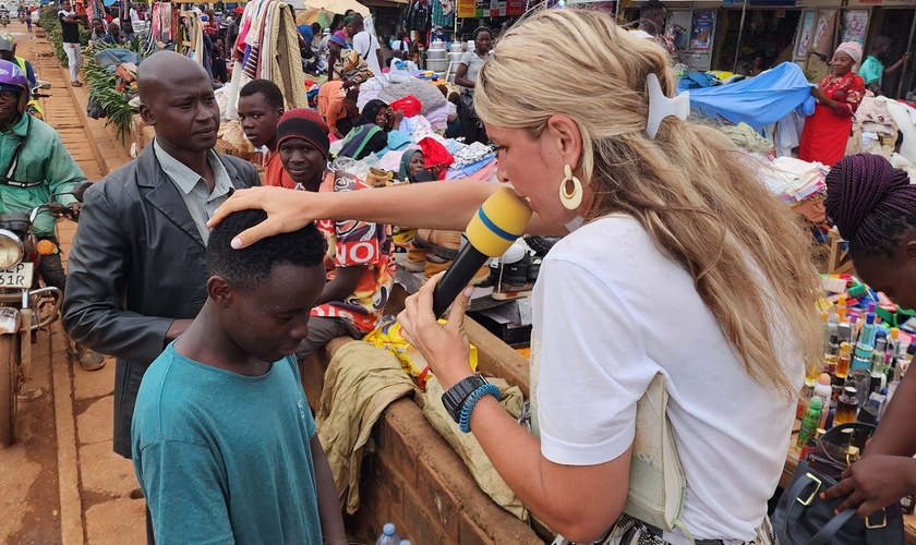 Evangelista ora por pessoas nas ruas de Uganda. (Foto: Facebook/Michael Job)