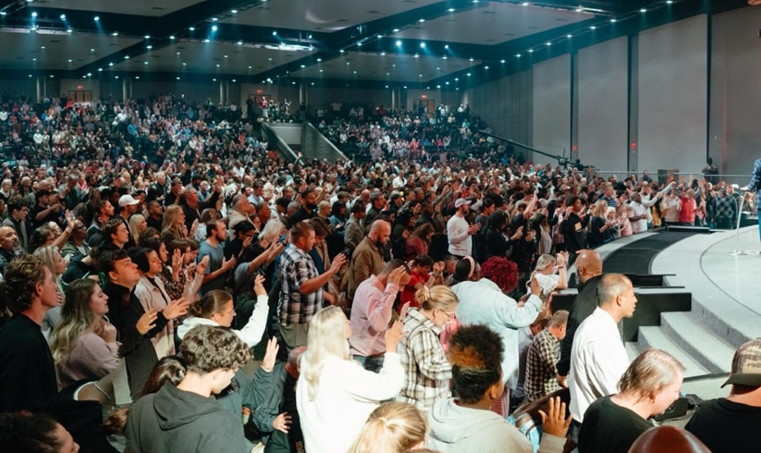 Pessoas lotam a Igreja Free Chapel em culto initerrupto. (Foto: Facebook Free Chapel)