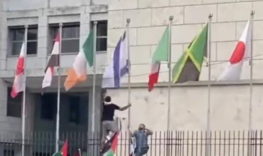 Momento em que um manifestante pró-Hamas arranca a bandeira de Israel. (Captura de tela: Vídeo Instagram Jewish Breaking News)