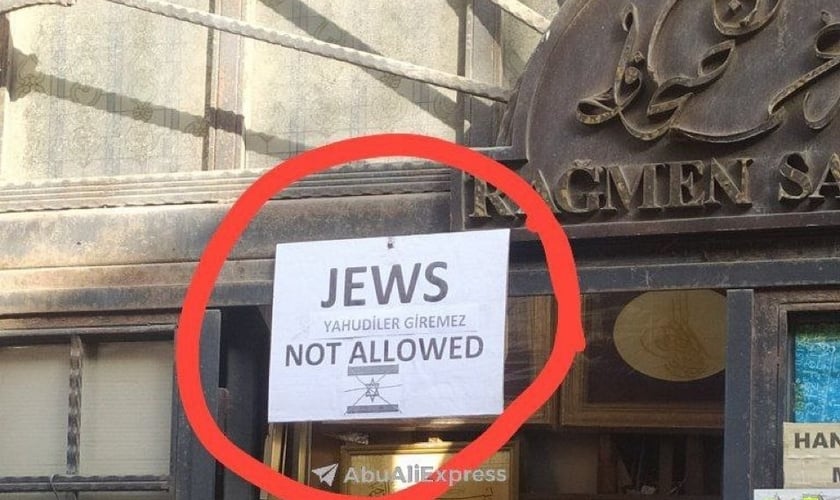 Cartaz “Judeus não são permitidos” na porta de uma livraria em Istambul. (Foto: Reprodução/X/Verdades e Nada Mais)