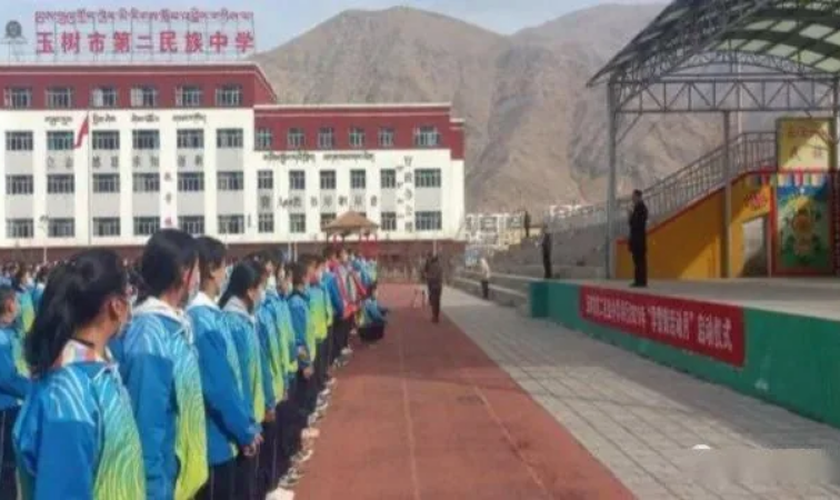 Alunos da 2ª Escola Secundária Étnica da cidade de Yushu. (Foto: Reprodução/Bitter Winter)