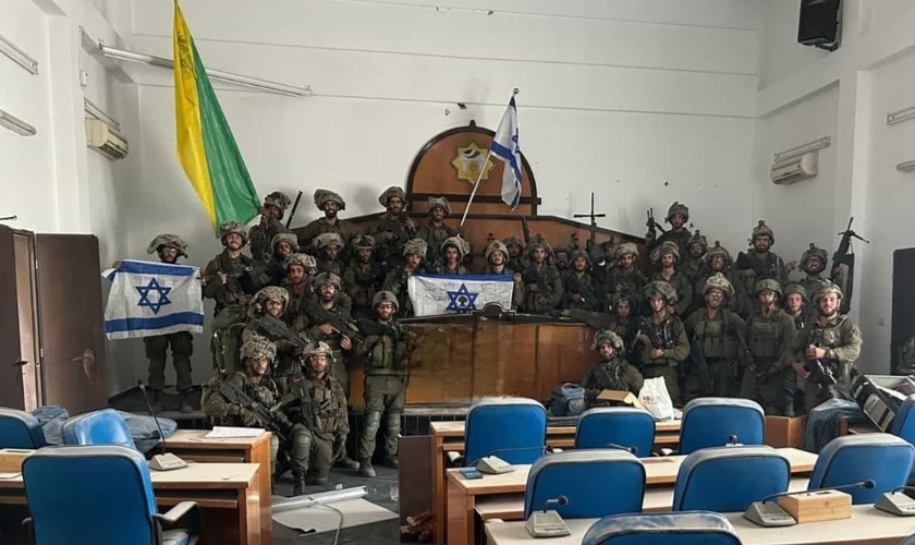 Soldados das Forças de Israel fotografados no prédio do parlamento do Hamas: (Foto: Instagram/Jewish Breaking News)