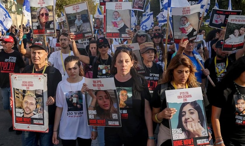 Protestos pedem libertação de reféns pelo Hamas. (Captura de tela/Jewish Breaking News)