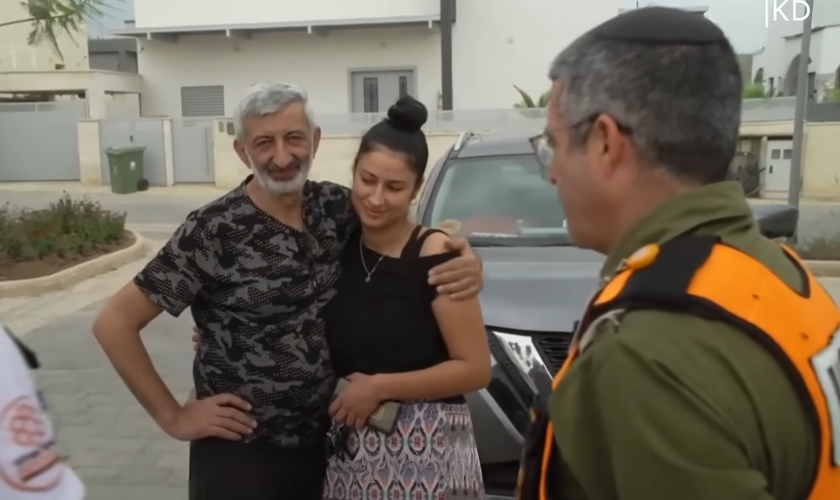 Victor Rakhmilov e sua filha, salva pelo pai enquanto terroristas dominavam Ofakim. (Captura de tela/YouTube/All Israel News)