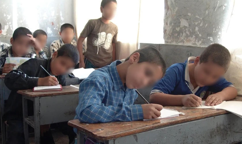 Crianças iranianas na escola. (Foto: Portas Abertas)