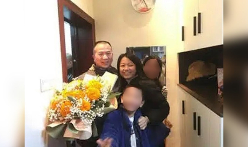 Li Yingqiang, sua esposa Zhang Xinyu e seus filhos. (Foto: Reprodução/ChinaAid)