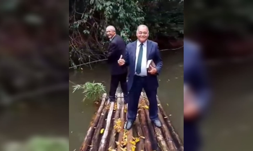 Três obreiros da Igreja Assembleia de Deus em Ribeirão viajam pelo rio Sirinhaém. (Foto: Reprodução/Instagram/IEADPE Ribeirão).