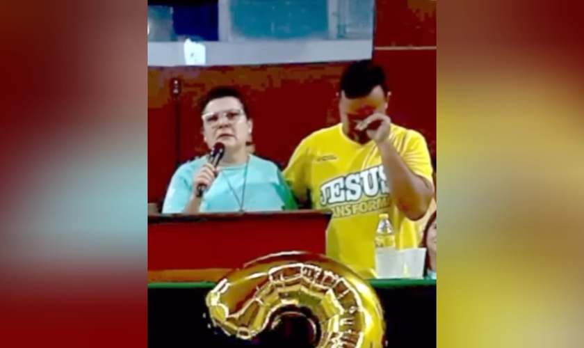 Josi se emocionou ao ter Miguel de volta, liberto das drogas após tratamento na Cristolândia. (Foto: Reprodução/Instagram/Cristolândia Oficial).