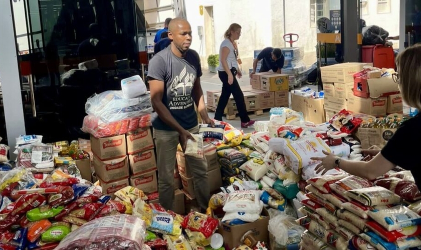 Alimentos arrecadados para distribuição. (Foto: Reprodução/Notícias Adventistas)