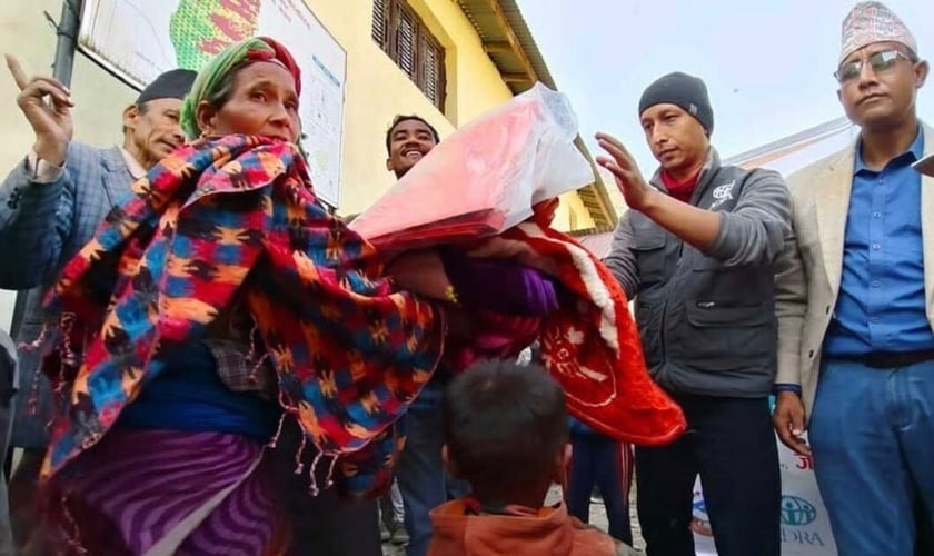 Os voluntários no Nepal. (Foto: Reprodução/Notícias Adventistas/ADRA)