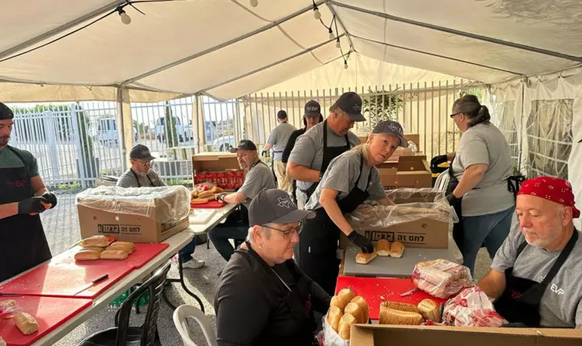 Voluntários do TBM preparam comida para os israelenses. (Foto: Texas Baptist Men).