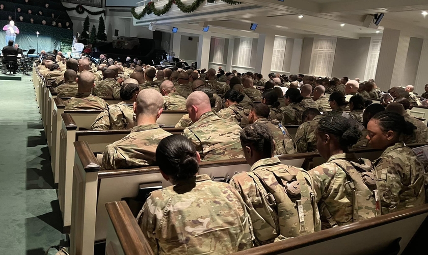 Cerca de 700 soldados de Fort Sill participaram da apresentação de abertura do Natal da 1ª Igreja Batista de Lawton, Oklahoma. (Foto: Facebook/First Baptist)