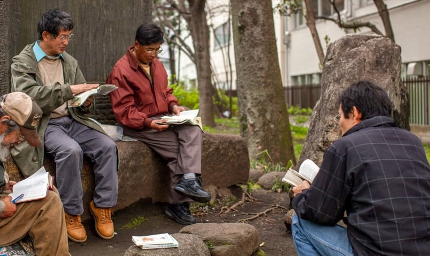 Cristãos evangelizando no parque. (Foto: Reprodução/IMB)