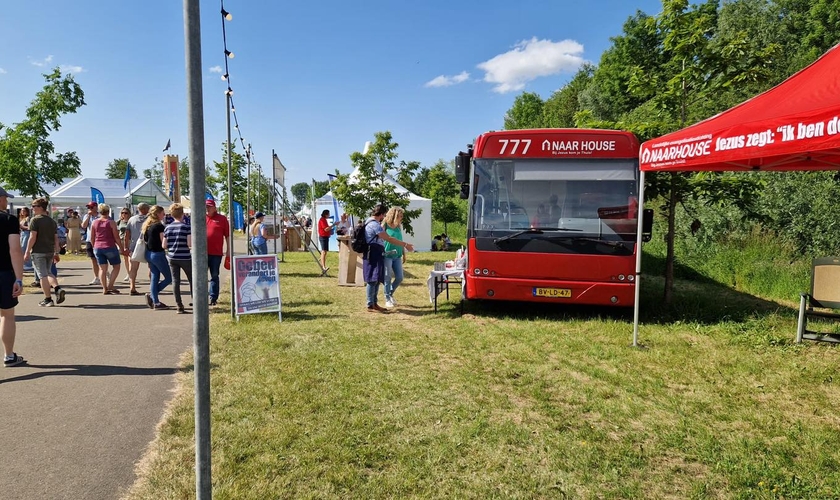 O “House Bus” leva o Evangelho a grandes eventos na Holanda. (Foto: Facebook/Stichting Naar House).