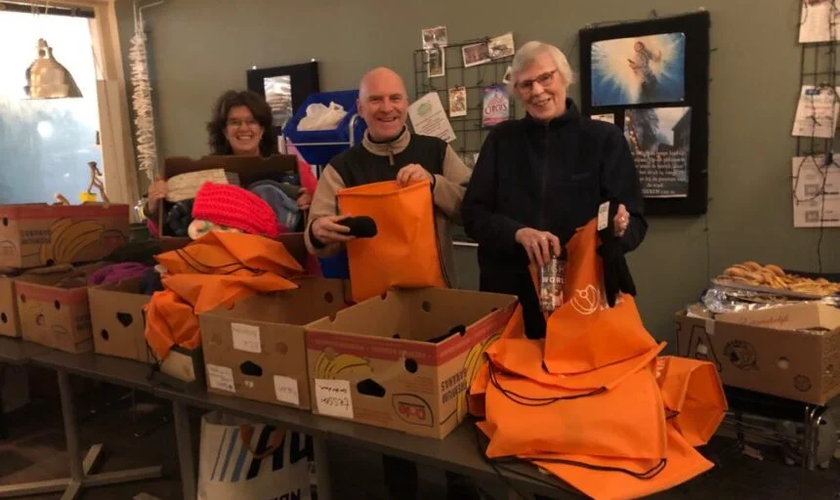 Membros da igreja montando os kits de Natal. (Foto: New Life West).